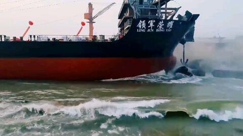 贺大津重工8000DWT散货船气囊上排下水吉水接水顺利