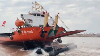 铲车助推8200吨散货船“远景发展”气囊上排下水吉水接水顺利#气囊下水#船舶下水#船用气囊#散货船下水#远景发展