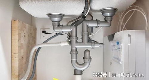 瓦工大意了,洗漱盆下水管装了地漏不能移,以后排水往外溢咋办