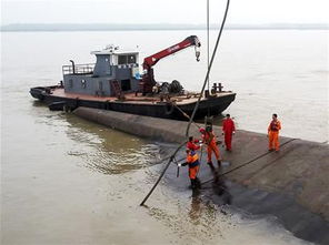 切割船底 潜水员进船搜寻