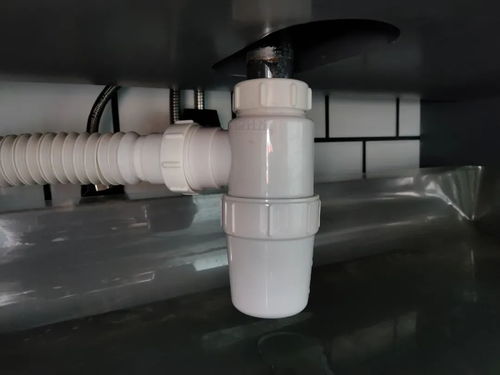 马桶反味怎么办 找出原因对症下药 也许倒点水就好了