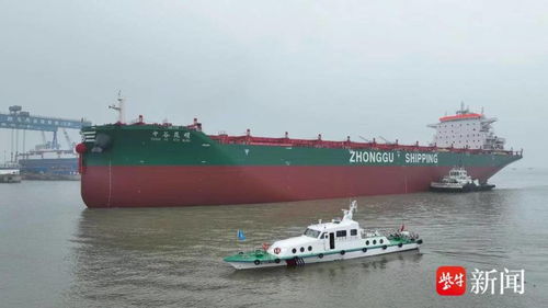 国内最大内贸集装箱船安全出坞