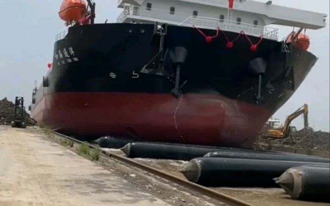 青岛永泰气囊祝"和海通洋"甲板驳船气囊上排下水吉水接水顺利