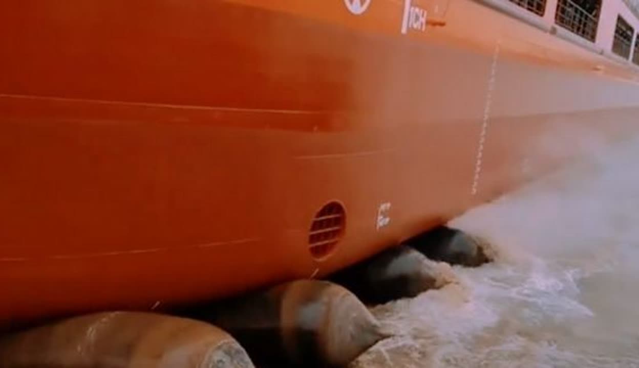 贺大津重工8000DWT散货船气囊上排下水吉水接水顺利