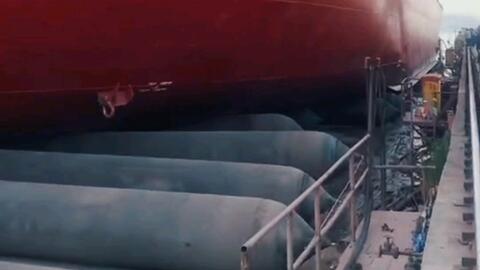 贺大津重工8000DWT散货船气囊上排下水吉水接水顺利